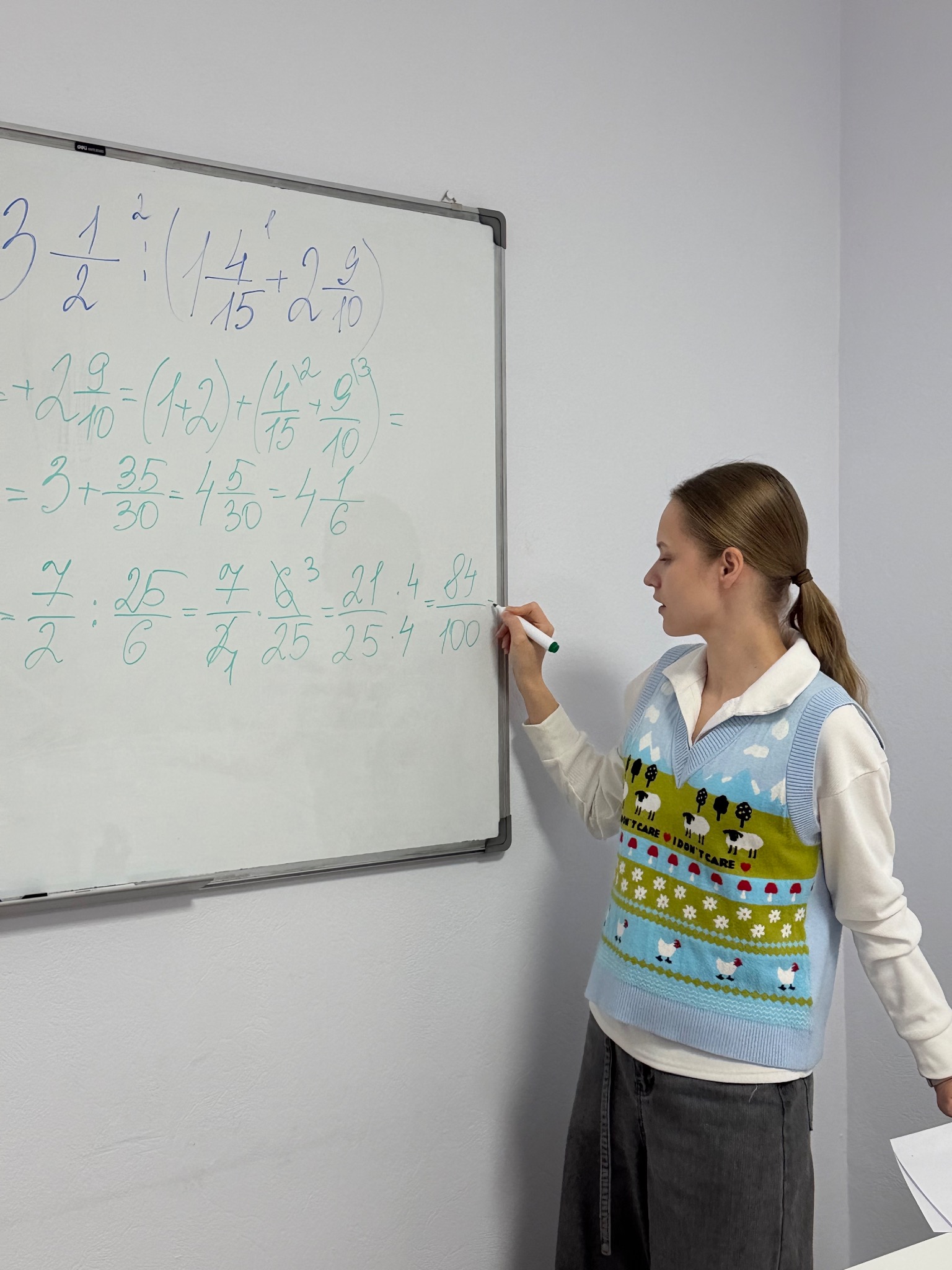 Екатерина Белашова объясняет тему у доски